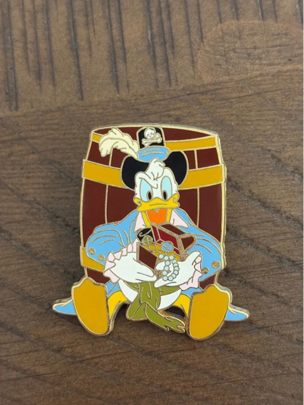 Disney Donald Duck Pirate Treasure Chest Pirates of the Caribbean Pin 2006